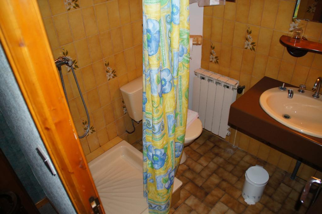 Le Relais Des Vaudois Hotel Freissinieres Quarto foto